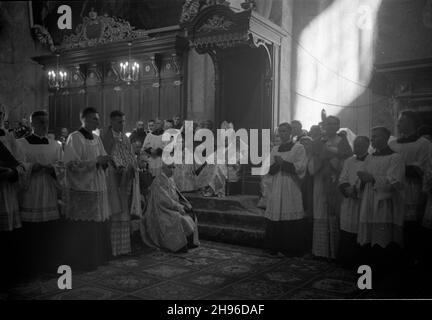 Lublin, 1947-08-03. Konsekracja biskupa Zdzis³awa Goliñskiego w katedrze lubelskiej pw. œw. Jana Chrzciciela i œw. Jana Ewangelisty. Nz. na tronie biskup lubelski Stefan Wyszyñski. wb/gr  PAP      Lublin, Aug. 3, 1947. Bishop Zdzislaw Golinski is consecrated in the St. John the Baptist and St. John the Evangelist Cathedral in Lublin. Pictured: Lublin Bishop Stefan Wyszynski (on throne). Stock Photo