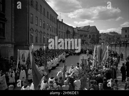 Lublin, 1947-08-03. Konsekracja biskupa Zdzis³awa Goliñskiego. Nz. duchowni id¹cy ulic¹ Królewsk¹ po nabo¿eñstwie. W tle koœció³ Bernardynek. wb/gr  PAP      Lublin, Aug. 3, 1947. Bishop Zdzislaw Golinski is consecrated in the St. John the Baptist and St. John the Evangelist Cathedral in Lublin. Pictured: clergymen go along Krolewska Street after the Mass. In the background the church run by Franciscian nuns.  wb/gr  PAP Stock Photo