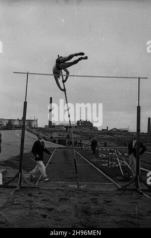 Warszawa, 1947-08-31. Miêdzynarodowe spotkanie lekkoatletyczne Praga-Warszawa na stadionie klubu sportowego Legia. Nz. konkurencja w skoku o tyczce. po/ms  PAP      Warsaw, Aug. 31, 1947. An international athletics meeting (Prague vs. Warsaw) on the stadium of the Legia sport club. Pictured: the pole vault.  po/ms  PAP