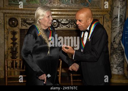Washington, United States Of America. 04th Dec, 2021. Singer-songwriter Joni Mitchell, left, and Motown founder, songwriter, producer and director Berry Gordy, right, both recipients of the 44th Annual Kennedy Center Honors in discussion following their posing for a group photo following the Medallion Ceremony at the Library of Congress in Washington, DC on Saturday, December 4, 2021. Credit: Ron Sachs/Pool/Sipa USA Credit: Sipa USA/Alamy Live News Stock Photo