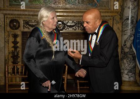 Washington, Vereinigte Staaten. 04th Dec, 2021. Singer-songwriter Joni Mitchell, left, and Motown founder, songwriter, producer and director Berry Gordy, right, both recipients of the 44th Annual Kennedy Center Honors in discussion following their posing for a group photo following the Medallion Ceremony at the Library of Congress in Washington, DC on Saturday, December 4, 2021. Credit: Ron Sachs/Pool via CNP/dpa/Alamy Live News Stock Photo