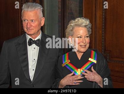 Washington, United States Of America. 04th Dec, 2021. Legendary stage and screen icon Bette Midler, right, one of ehe recipients of the 44th Annual Kennedy Center Honors, and her husband, her husband Martin von Haselberg, following the Medallion Ceremony at the Library of Congress in Washington, DC on Saturday, December 4, 2021. Credit: Ron Sachs/Pool/Sipa USA Credit: Sipa USA/Alamy Live News Stock Photo