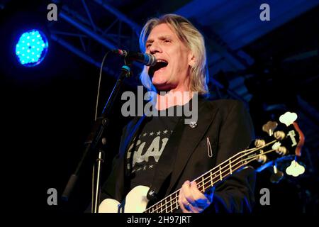 Southampton, UK. 04th Dec, 2021. John Berry, former bassist and vocalist with Mud and Bay City Rollers performs with British glam rock band Slade, named most successful British group of the 1970s by the British Hit Singles & Albums, based on sales of singles, including Merry Xmas Everybody live at the Engine Rooms Southampton. Credit: SOPA Images Limited/Alamy Live News Stock Photo