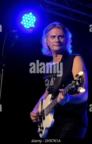 Southampton, UK. 04th Dec, 2021. John Berry, former bassist, violinist and vocalist with Mud and Bay City Rollers performs with British glam rock band Slade, named most successful British group of the 1970s by the British Hit Singles & Albums, based on sales of singles, including Merry Xmas Everybody live at the Engine Rooms Southampton (Photo by Dawn Fletcher-Park/SOPA Images/Sipa USA) Credit: Sipa USA/Alamy Live News Stock Photo