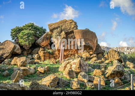 Ruinen, Tempel des Olympischen Zeus, archäologischer Park Valle dei Templi (Tal der Tempel), Agrigent, Sizilien, Italien Stock Photo
