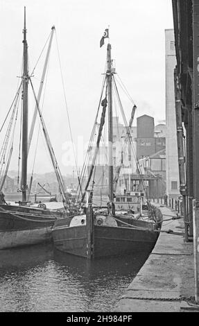 The Wet Dock at the port of Ipswich, Suffolk, England, UK photographed in its last days of commercial traffic in the mid-1960s. Here Thames sailing barges are still being used, mainly for the grain trade, on the River Orwell and the North Sea. Left is ‘Spinaway C’, a wooden barge built at Ipswich in 1899. The barge on the right carries the ‘C’ pennant of Cranfield Brothers, flour millers based at the Ipswich docks – a vintage 1960s photograph. Stock Photo