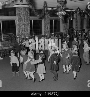 John Laing and Son Limited, Page Street, Mill Hill, Barnet, London, 15/12/1984. Young children doing the conga during a children's Christmas party held in the canteen of Laing's Mill Hill offices. This Christmas party was for children aged four to seven years old. Stock Photo
