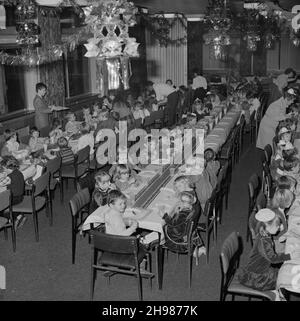 John Laing and Son Limited, Page Street, Mill Hill, Barnet, London, 15/12/1984. Young children eating at long tables during a children's Christmas party held in the canteen of Laing's Mill Hill offices. This Christmas party was for children aged four to seven years old. Stock Photo