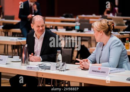 Berlin, Germany. 5th Dec, 2021. OLAF SCHOLZ and FRANZISKA GIFFEY at the SPD Federal Party Conference in Berlin. (Credit Image: © Ralph Pache/PRESSCOV via ZUMA Press Wire) Stock Photo