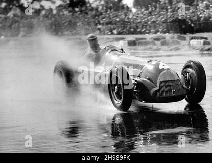 Argentinian racing driver Juan Manuel Fangio driving a 1950 Alfa Romeo 158 in the International Trophy at Silverstone. Stock Photo