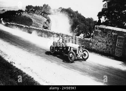 Locomobile of American racing driver Joe Tracy competing in the Gordon Bennett Cup, Auvergne, France, 1905. Tracy failed to finish the race. Stock Photo