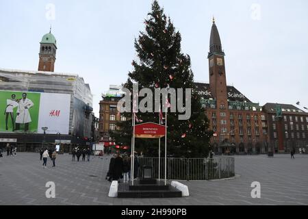 Copenhagen, Denmark. 18th December, 2018. Louis Vuitton window decorates Christmas  tree decorated with Louis Vuitton Credit: Francis Joseph Dean /  Deanpictures/Alamy Live News Stock Photo - Alamy