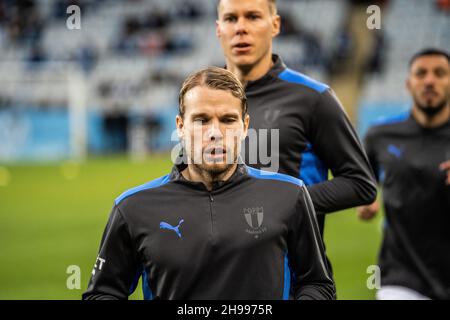 Malmoe, Sweden. 04th Dec, 2021. Oscar Lewicki of Malmoe FF is warming up before the Allsvenskan match between Malmoe FF and Halmstad at Eleda Stadion in Malmoe. (Photo Credit: Gonzales Photo/Alamy Live News Stock Photo