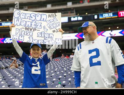 Houston, Texas, USA. December 5, 2021: An Indianapolis Colts fan before the start of an NFL game between the Texans and the Colts on December 5, 2021 in Houston, Texas. (Credit Image: © Scott Coleman/ZUMA Press Wire) Credit: ZUMA Press, Inc./Alamy Live News Stock Photo
