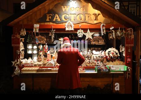 Quedinburg, Germany. 05th Dec, 2021. For the last time this year the Christmas market in Quedlinburg opened on Sunday. Due to the high Corona requirements, the number of visitors dropped sharply during the last days. A total of 75 percent of the dealers asked to end the Christmas market early after 12 days. The decision was made on Sunday. Credit: Matthias Bein/dpa-Zentralbild/dpa/Alamy Live News Stock Photo