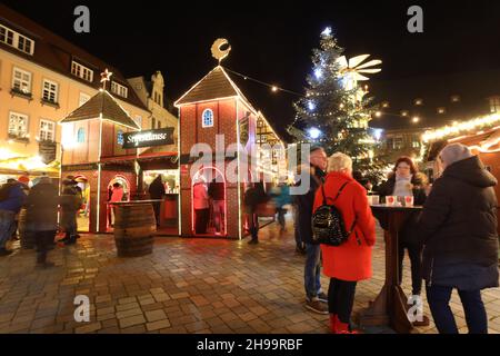 Quedinburg, Germany. 05th Dec, 2021. For the last time this year the Christmas market in Quedlinburg opened on Sunday. Due to the high Corona requirements, the number of visitors dropped sharply during the last days. A total of 75 percent of the dealers asked to end the Christmas market early after 12 days. The decision was made on Sunday. Credit: Matthias Bein/dpa-Zentralbild/dpa/Alamy Live News Stock Photo