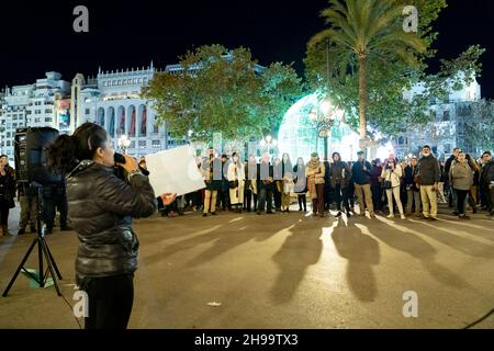 Valencia, Spain. 04th Dec, 2021. A protester speaks during the demonstration.People gathered at the Plaza del Ayuntamiento of Valencia to protest against the new Covid certificate and children vaccination. Credit: SOPA Images Limited/Alamy Live News Stock Photo