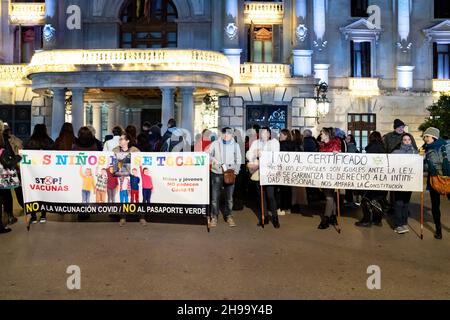 Valencia, Spain. 04th Dec, 2021. Protesters hold banners during the demonstration.People gathered at the Plaza del Ayuntamiento of Valencia to protest against the new Covid certificate and children vaccination. (Photo by Xisco Navarro/SOPA Images/Sipa USA) Credit: Sipa USA/Alamy Live News Stock Photo