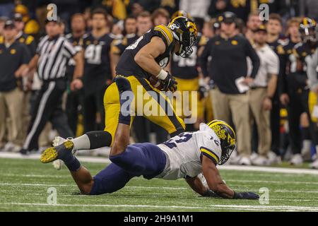 Indianapolis, Indiana, USA. 4th Dec, 2021. Iowa Hawkeyes running back Tyler Goodson (15) catches a pass behind Michigan Wolverines linebacker Josh Ross (12) in the game between the Michigan Wolverines and the Iowa Hawkeyes at Lucas Oil Stadium, Indianapolis, Indiana. (Credit Image: © Scott Stuart/ZUMA Press Wire) Stock Photo