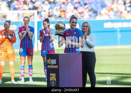 Alexia Putellas, winner of the Women's Ballon d'Or 2021, is seen showing her Ballon d'Or trophy to the public before the Primera Iberdrola match between FC Barcelona Femeni and Athletic Club Femenino at Johan Cruyff Stadium.Final score; FC Barcelona Femeni 4:0 Athletic Club Femenino. Stock Photo