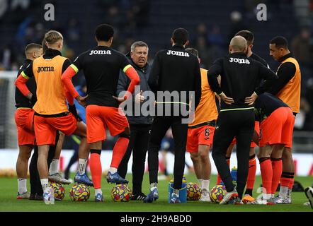 London, England, 5th December 2021. Norwich City assistant head coach Craig Shakespeare talks with the players during the warm up ahead of the Premier League match at the Tottenham Hotspur Stadium, London. Picture credit should read: Paul Terry / Sportimage Stock Photo
