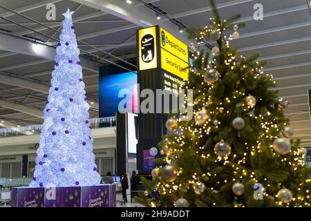 flights Departure halls decorated with Christmas trees at London Heathrow airport terminals amid omicron variant spread in winter travel. England UK Stock Photo