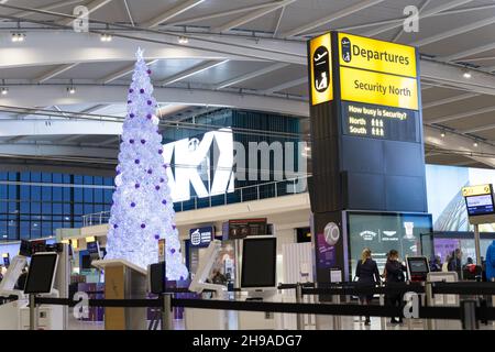 flights Departure halls decorated with Christmas trees at London Heathrow airport terminals amid omicron variant spread in winter travel. England UK Stock Photo