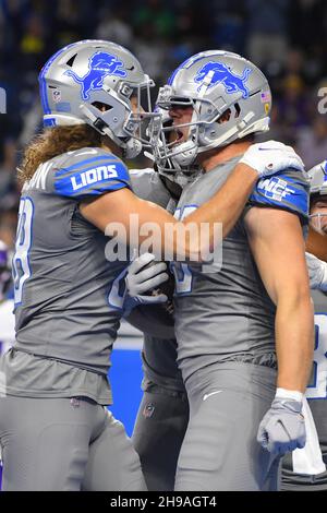 DETROIT, MI - DECEMBER 11: Minnesota Vikings TE T.J. Hockenson (87) trying  to block Detroit Lions Defensive End (97) Aidan Hutchinson during the game  between Minnesota Vikings and Detroit Lions on December