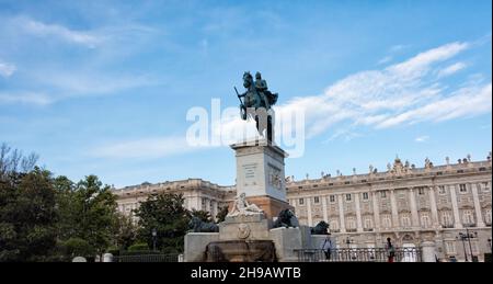 Monument to Philip IV by Pietro Tacca in Plaza de Oriente, with Royal Palace behind, Madrid, Spain Stock Photo