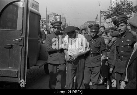 Warszawa, 1947-09. Wypadek samochodowy na ul. Marsza³kowskiej. Nz. milicjanci prowadz¹ rannego kierowcê. po/mgs  PAP    Dok³adny dzieñ wydarzenia nieustalony.      Warsaw, Sept. 1947. A car accident on Marszalkowska Street. Pictured: police officers lead a wounded driver.   po/mgs  PAP