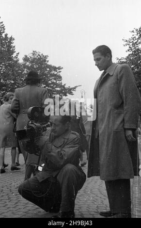 Warszawa, 1947-09-06. Uroczystoœci rozpoczêcia roku szkolnego. Nz. m.in. W³adys³aw Forbert (L) operator Polskiej Kroniki Filmowej, filmuje pochód m³odzie¿y na ulicach miasta. po/ms  PAP      Warsaw, Sept. 6, 1947. The inauguration of a new school year. Pictured: Wladyslaw Forbert (from left) cameraman of the Polish Newsreeel folm a youth parade on the city streets.   po/ms  PAP Stock Photo