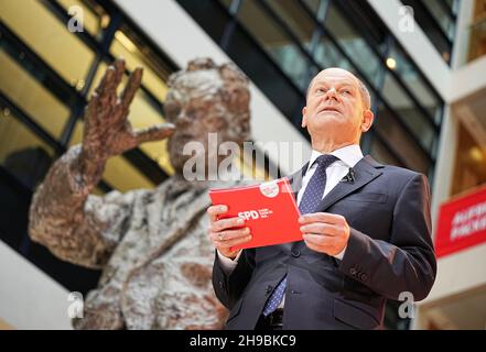 Berlin, Germany. 06th Dec, 2021. Olaf Scholz (SPD), Chancellor-designate, speaks at the presentation of the SPD ministers at Willy Brandt House. Credit: Michael Kappeler/dpa/Alamy Live News Stock Photo