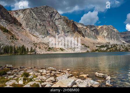 Snowy Range quartzite peaks, Lake Marie, Medicine Bow Mountains, Snowy Range Scenic Byway, State Highway 130, Wyoming, USA Stock Photo