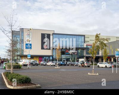 The Cineworld Building At Rushden Lakes Northamptonshire Stock Photo the-cineworld-building-at-rushden-lakes-northamptonshire-stock-photo