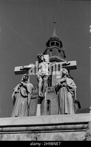 Opole, 1947-09-14. Krucyfiks przed póŸnoromañsk¹ katedr¹ pw. Podwy¿szenia Krzy¿a Œwiêtego. po/mgs  PAP      Opole, Sept. 14, 1947. A crucifix in front of the late Romanesque Holy Cross Elevation Cathedral.  po/mgs  PAP Stock Photo