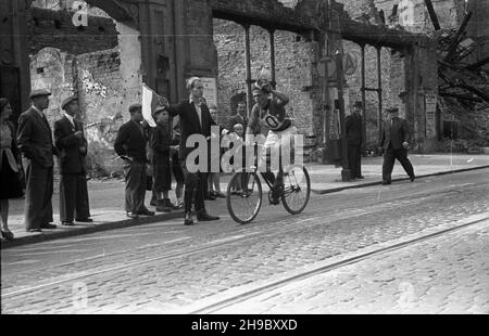 Warszawa, 1947-09-28. Pierwszy powojenny Wyœcig Kolarski Dooko³a Polski na trasie Kraków–Warszawa (VI Tour de Pologne). Nz. jeden z kolarzy na finiszu ostatniego etapu £ódŸ—Warszawa. bk/ppr  PAP      Poland, Sept. 25, 1947. The first cycling race around Poland after the war (VI Tour de Pologne) from Cracow to Warsaw.   Pictured: a cyclist on the finish of the last stage Lodz-Warsaw.  bk/mgs  PAP Stock Photo