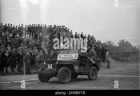 Warszawa, 1947-09-28. Stadion Wojskowego Klubu Sportowego Legia. Pierwszy powojenny Wyœcig Kolarski Dooko³a Polski na trasie Kraków–Warszawa (VI Tour de Pologne) zorganizowany przez Spó³dzielnê Wydawnicz¹ Czytelnik. Nz. wóz ekipy technicznej na mecie ostatniego, czwartego etapu £ódŸ–Warszawa na stadionie Legii.  bk/ppr  PAP      Warsaw, Sept. 28, 1947. Stadium of the Legia military sports club. The first cycling race around Poland after the war (VI Tour de Pologne) from Cracow to Warsaw organized by the Czytelnik Publishing House. Pictured: a technical staff car on the finish of the last 4th s Stock Photo