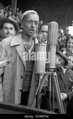 Warszawa, 1947-09-28. Pierwszy powojenny Wyœcig Kolarski Dooko³a Polski na trasie Kraków–Warszawa (VI Tour de Pologne). Meta ostatniego etapu £ódŸ-Warszawa na stadionie Wojskowego Klubu Sportowego Legia. Nz. przed mikrofonem kolarz Roman Siemiñski z klubu Elektrycznoœæ Warszawa.  bk/mgs  PAP      Cracow, Sept. 25,  1947. The first after the war Cycling Race around Poland (VI Tour de Pologne) from Cracow to Warsaw. The finish of the last stage Lodz-Warsaw on the stadium of military sports club Legia. Pictured: cyclist Roman Sieminski from Elektrycznosc Warszawa Club.   bk/mgs  PAP Stock Photo