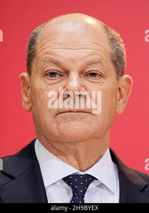 Berlin, Germany. 06th Dec, 2021. Olaf Scholz (SPD), Chancellor-designate, speaks at the presentation of the SPD ministers at Willy Brandt House. Credit: Michael Kappeler/dpa/Alamy Live News Stock Photo