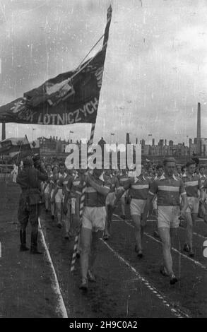 Warszawa, 1947-10. I Mistrzostwa Wojska Polskiego po wojnie, na stadionie Wojska Polskiego przy ul. £azienkowskiej. Nz. parada sportowców. ms  PAP/Stanis³aw D¹browiecki    Dok³adny dzieñ wydarzenia nieustalony.      Warsaw, Oct., 1947. The 1st Polish Army Championship after the 2nd World War on the Polish Army stadium at Lazienkowska Street. Pictured: the sportsmen parade.  ms  PAP/Stanislaw Dabrowiecki