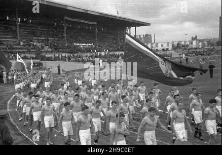 Warszawa, 1947-10. I Mistrzostwa Wojska Polskiego po wojnie, na stadionie Wojska Polskiego przy ul. £azienkowskiej. Nz. parada sportowców. ms  PAP/Stanis³aw D¹browiecki    Dok³adny dzieñ wydarzenia nieustalony.      Warsaw, Oct., 1947. The 1st Polish Army Championship after the 2nd World War on the Polish Army stadium at Lazienkowska Street. Pictured: the sportsmen parade.  ms  PAP/Stanislaw Dabrowiecki