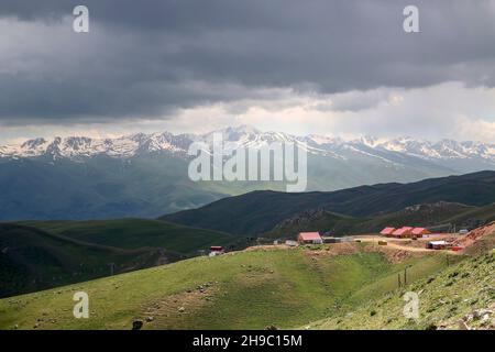 Kyrgyzstan, Suusamyr Valley lies at 2,000-2,500 meters above the sea level between Suusamyr Too and Kyrgyz Ala-Too ranges of Tian Shan mountains in Ce Stock Photo