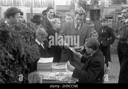 Warszawa, 1947-10. Festyn w ramach Tygodnia Ligi Lotniczej (12-19 paŸdziernika). Nz. sprzeda¿ broszur i czasopisma Skrzydlata Polska. mb/gr  PAP    Dok³adny dzieñ wydarzenia nieustalony.      Warsaw, Oct. 1947. A fete as part of the Aviation League Week (Oct. 12-19). Pictured: a stand selling booklets and the Skrzydlata Polska magazine.  mb/gr  PAP Stock Photo