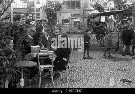 Warszawa, 1947-10. Festyn w ramach Tygodnia Ligi Lotniczej (12-19 paŸdziernika). Nz. sprzeda¿ broszur i czasopisma Skrzydlata Polska. mb/gr  PAP    Dok³adny dzieñ wydarzenia nieustalony.      Warsaw, Oct. 1947. A fete as part of the Aviation League Week (Oct. 12-19). Pictured: a stand selling booklets and the Skrzydlata Polska magazine.  mb/gr  PAP Stock Photo