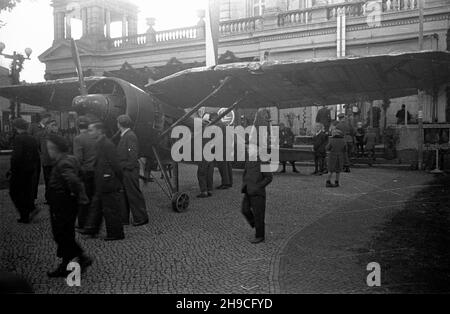 Warszawa, 1947-10. Festyn w ramach Tygodnia Ligi Lotniczej (12-19 paŸdziernika). Nz. uszkodzony polski samolot myœliwski PZL P.11c w barwach 121 eskadry myœliwskiej. mb/gr  PAP    Dok³adny dzieñ wydarzenia nieustalony.      Warsaw, Oct. 1947. Festivities held as part of the Week of Aviation League (October 12-19). Pictured: a damage Polish PZL P.11c fighter plane of the 121st fighther squadron.  mb/gr  PAP Stock Photo