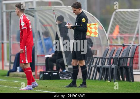 HENGELO, NETHERLANDS - DECEMBER 6: Assistant referee Erik Koopman during the Reservecompetitie match between FC Twente and SC Heerenveen at the FC Twente-trainingscentrum on December 6, 2021 in Hengelo, Netherlands (Photo by Andre Weening/Orange Pictures) Stock Photo