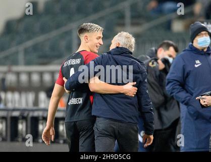 coach Christian STREICH (FR) arm in arm with Nico SCHLOTTERBECK l. (FR), substitution, football 1st Bundesliga, 14th matchday, Borussia Monchengladbach (MG) - SC Freiburg (FR) 0: 6, on December 5th, 2021 in Borussia Monchengladbach/Germany. #DFL regulations prohibit any use of photographs as image sequences and/or quasi-video # Â Stock Photo
