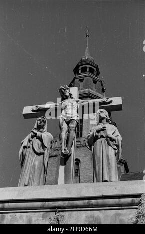 Opole, 1947-09-14. Krucyfiks przed póŸnoromañsk¹ katedr¹ pw. Podwy¿szenia Krzy¿a Œwiêtego. po/mgs  PAP      Opole, Sept. 14, 1947. A crucifix in front of the late Romanesque Holy Cross Elevation Cathedral.  po/mgs  PAP Stock Photo