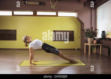 Vasisthasana (Side Plank Pose): How to do it, 8 Benefits & Best Tips -  YogaBuddyz
