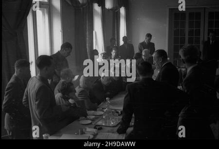 Warszawa, 1947-09-24. Gmach Ministerstwa Odbudowy. Konferencja na temat odbudowy stolicy w G³ównym Urzêdzie Planowania Przestrzennego. Nz. przy stole siedz¹ od lewej: szef Centralnego Urzêdu Planowania Czes³aw Bobrowski (1), wicemarsza³ek Sejmu Stanis³aw Szwalbe (2), minister odbudowy Micha³ Kaczorowski (za nim), premier rz¹du Józef Cyrankiewicz (3), minister polityki spo³ecznej Kazimierz Rusinek (4). bk/mgs  PAP      Warsaw, Sept. 24, 1947. The Rebuiding Ministry's building. A conference on Warsaw rebuilding at the Main Office of Spatial Planning. Pictured at the table from left: head of the Stock Photo